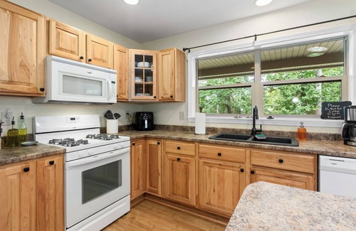Brasstown House | Heavenly Hut - Bring the family!