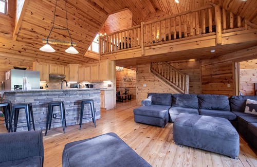 Spruce Pine House | Heavenly Mtn Views, Hot Tub+Fire Pit+Grill, Fireplace, WiFi, Hike, Close to BRP!
