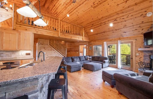 Spruce Pine House | Heavenly Mtn Views, Hot Tub+Fire Pit+Grill, Fireplace, WiFi, Hike, Close to BRP!