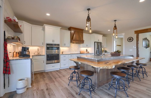 Logan Cabin | Heavenly View Farmhouse in Hocking Hills