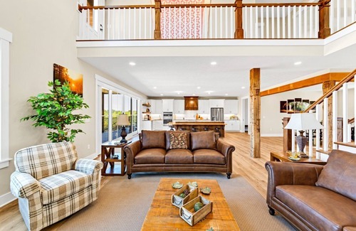 Logan Cabin | Heavenly View Farmhouse in Hocking Hills
