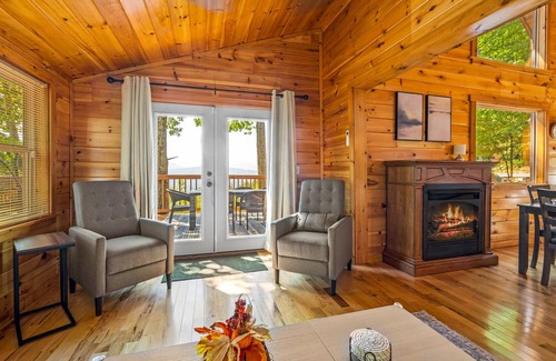 Sevierville Ski Chalet | Heavenly Views Cabin - With Hot Tub and Mountain Views!