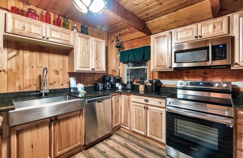 Gatlinburg - Pigeon Forge Cabin | Heavenly Views, Hot Tub, Short Drive to Fun