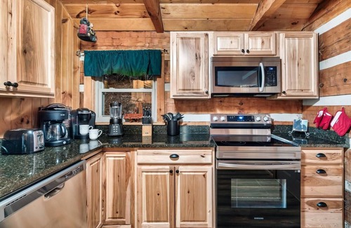Gatlinburg - Pigeon Forge Cabin | Heavenly Views, Hot Tub, Short Drive to Fun