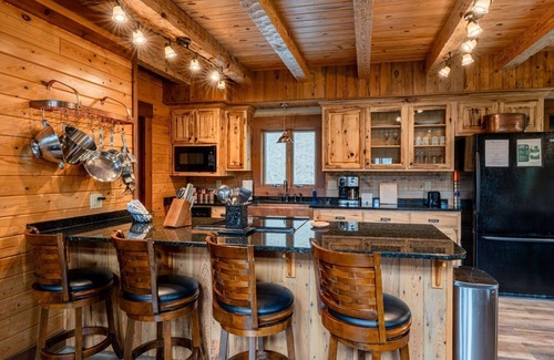 Topton Cabin | Heavens Ridge-3-bedroom Pet Friendly Luxury Log Cabin Rental, Mountain Views, 30 Minutes to Great Smokey Mountains, High Speed Internet, 3 Decks, Hot Tub in Nantahala NC