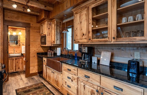 Topton Cabin | Heavens Ridge-3-bedroom Pet Friendly Luxury Log Cabin Rental, Mountain Views, 30 Minutes to Great Smokey Mountains, High Speed Internet, 3 Decks, Hot Tub in Nantahala NC