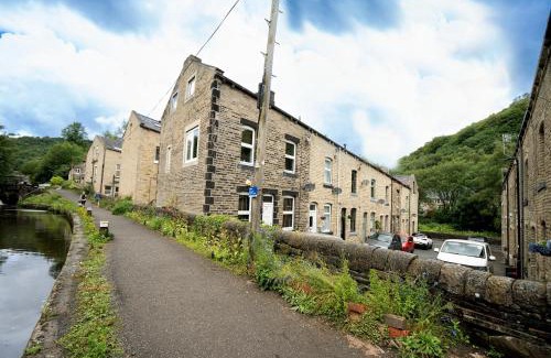 Mytholm House | Hebden Bridge Haven - Stylish, Cosy, Canal Side, Pet Friendly