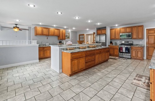 West Minot House | Hebron Hideaway!