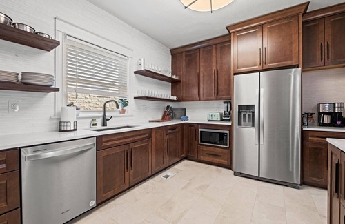 South Hyde Park House | Heights At Hyde Park Walk to Nelson + Streetcar + Parking!