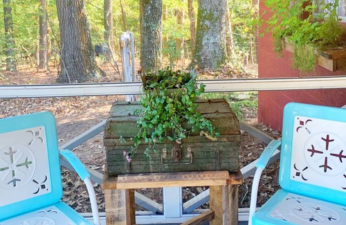Cornelia Cottage | ❤️Helen, Ga! Perfectly Quirky Chandelier Cottage - 5 Stars Hurry! Book Now!