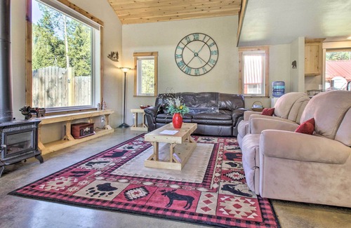 Helena Cabin | Helena Cabin w/ Mtn Views + Steps to Creek!