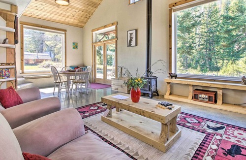 Helena Cabin | Helena Cabin w/ Mtn Views + Steps to Creek!