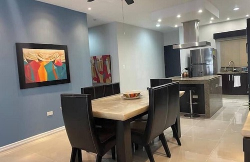 Downtown Villa | Heliko, 2 blocks from the beach!