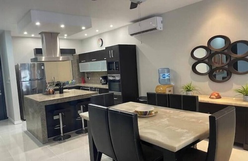 Downtown Villa | Heliko, 2 blocks from the beach!