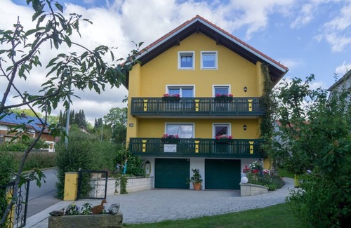 Waldmuenchen Apartment | Helle Ferienwohnung (100m2) mit Garten & Sauna im Haus