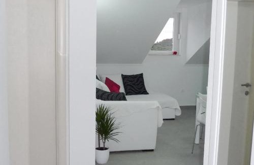 Stikovica Apartment | Helle Wohnung mit moderner Einrichtung in angenehmen Farben mit Balkon und Meerblick