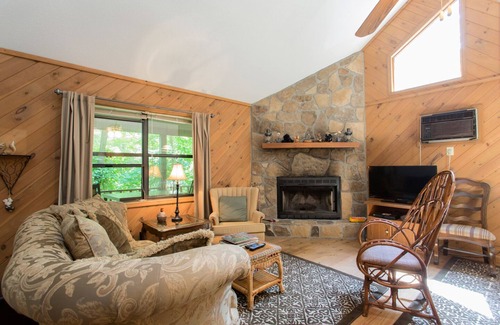 Blairsville Cabin | Helton Falls Lodge-Squirrels Nest cabin