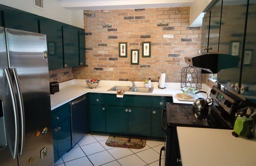 White Street Gallery District Apartment | Hemingway Retreat Suite at Suite Dreams Inn