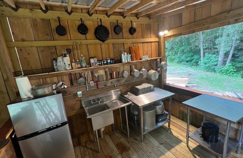 Elgin Cabin | Hemlock Hollow-Secluded wilderness cabin bordering Park