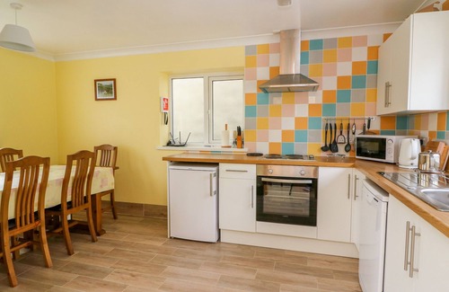 Llanybydder Cottage | HEN BRYNBEDW, pet friendly, with a garden in Llanybydder