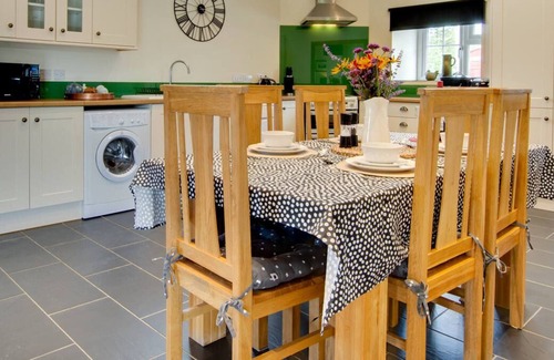 Llanrug House | Hen Stabl Llanrug in Caernarfon