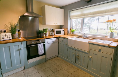Llanerchymedd Cottage | Hen Tyn Y Mynydd - a dog that sleeps 6 guests in 3 bedrooms