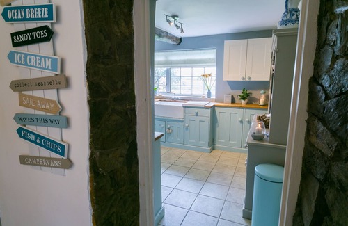 Llanerchymedd Cottage | Hen Tyn Y Mynydd - a dog that sleeps 6 guests in 3 bedrooms