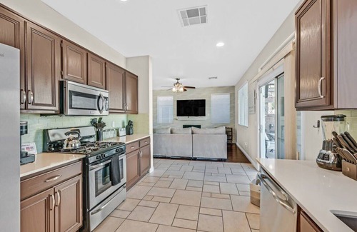 MacDonald Ranch House | Henderson 4BR Home Pool & Hot Tub Sleeps 10