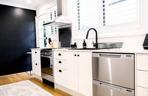 Wentworth Falls House | Henderson House - Renovated Home, 3 Bedroom, Deep Bath, A/C, BBQ, Undercover Patio