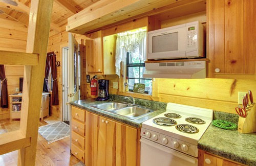 Hendersonville Cabin | Hendersonville Cabin Near Hiking & Waterfalls!