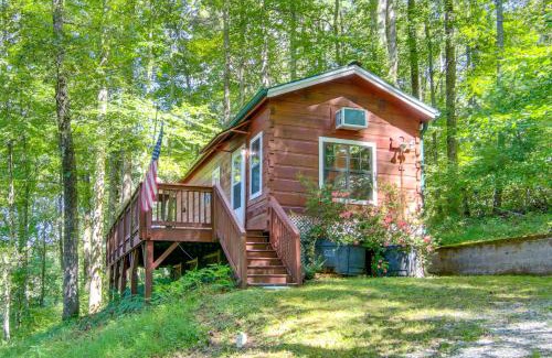 Hendersonville House | Hendersonville Creekside Cabin Near DuPont Forest