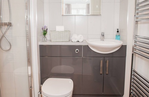 Bath Apartment | Henge House - Sarsen Apartment