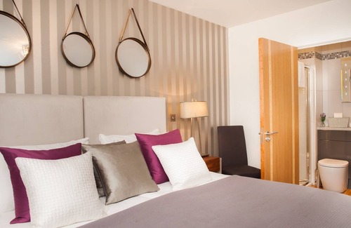 Bath Apartment | Henge House - Sarsen Apartment
