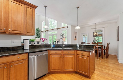 Stillwater Cottage | Hera Haven: Pickleball, hot tub, racetrack & lake