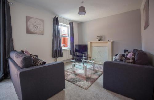 Hereford Apartment | Hereford - Kestrel House - 4 Bedroom House Close to City With Parking - Sleeps 7 - Suitable for Family Gatherings or Contractors With Vehicles - Hosted by RENTMYHOUSE