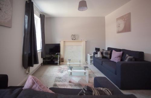 Hereford Apartment | Hereford - Kestrel House - 4 Bedroom House Close to City With Parking - Sleeps 7 - Suitable for Family Gatherings or Contractors With Vehicles - Hosted by RENTMYHOUSE