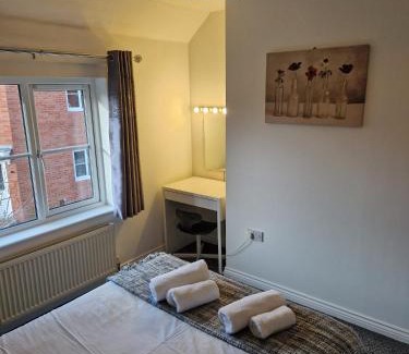 Hereford Apartment | Hereford - Mayflower Coach House, Modern 2 Bedroom Property With Parking, Located South Of Hereford City, Suitable For Small Family, Couple Or Contractors - Sleeps Up To 5 Guests - Hosted by RENTMYHOUSE
