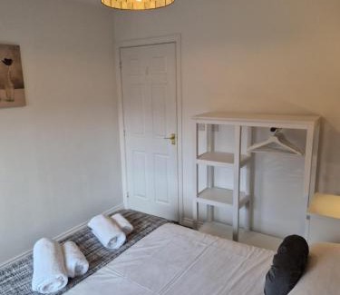 Hereford Apartment | Hereford - Mayflower Coach House, Modern 2 Bedroom Property With Parking, Located South Of Hereford City, Suitable For Small Family, Couple Or Contractors - Sleeps Up To 5 Guests - Hosted by RENTMYHOUSE
