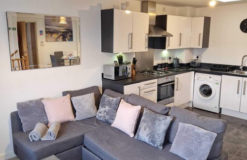 Hereford House | HEREFORD – Robin Coach House: Modern 2-Bed with Parking on City Outskirts