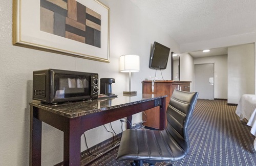 Hayward Hotel | Heritage Inn Express Hayward