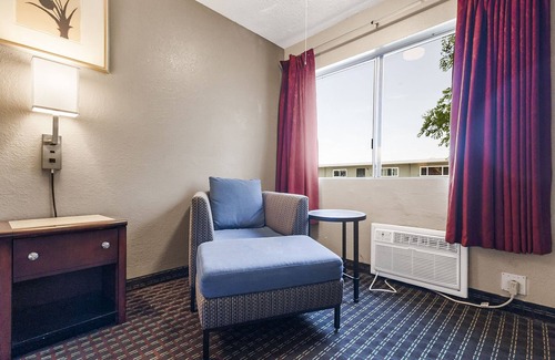 Hayward Hotel | Heritage Inn Express Hayward
