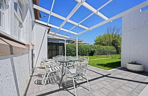 Orange House | Heritage Oasis on Kite - Short Walk to CBD