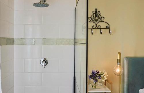 Hermanus House | Hermanus Cliff Path Lodge - No Load-shedding