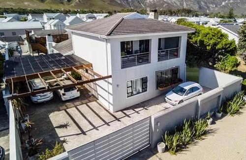 Hermanus House | Hermanus Cliff Path Lodge - No Load-shedding