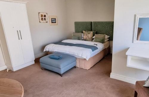 Hermanus House | Hermanus Cliff Path Lodge - No Load-shedding