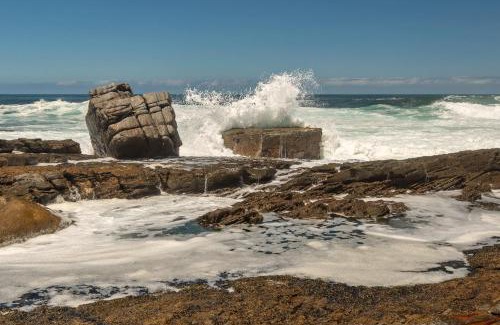 Hermanus House | Hermanus Haven, entire home, on the sea, private pool, secure