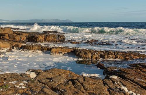 Hermanus House | Hermanus Haven, entire home, on the sea, private pool, secure