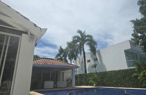 Girardot Villa | Hermosa casa en condominio campestre el peñon