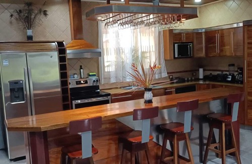 El Tanque House | Hermosa casa privada para 14 personas con piscina y hermosos jardines.
