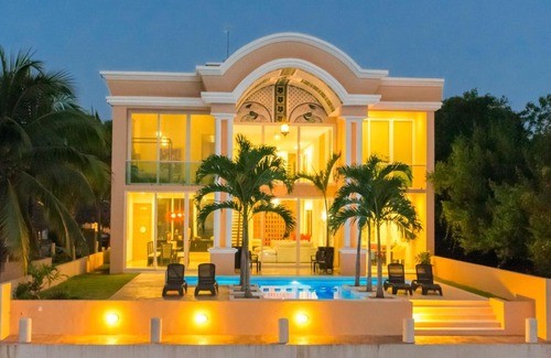 Puerto Aventuras Villa | Hermosa mansión en Puerto Aventuras con alberca